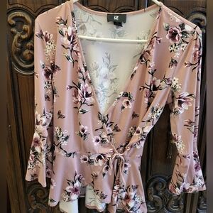 Womens IZ Byer mauve floral top sz med outstanding condition